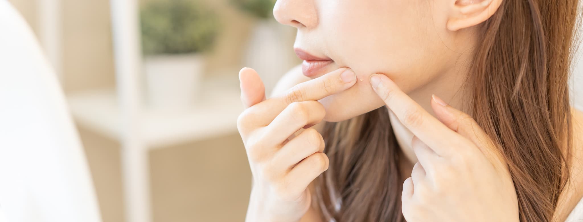 お酒を飲むとニキビができる理由は？原因と対策を解説